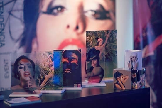 Fotografías y books impresos exhibidos en el estudio Elize Producciones